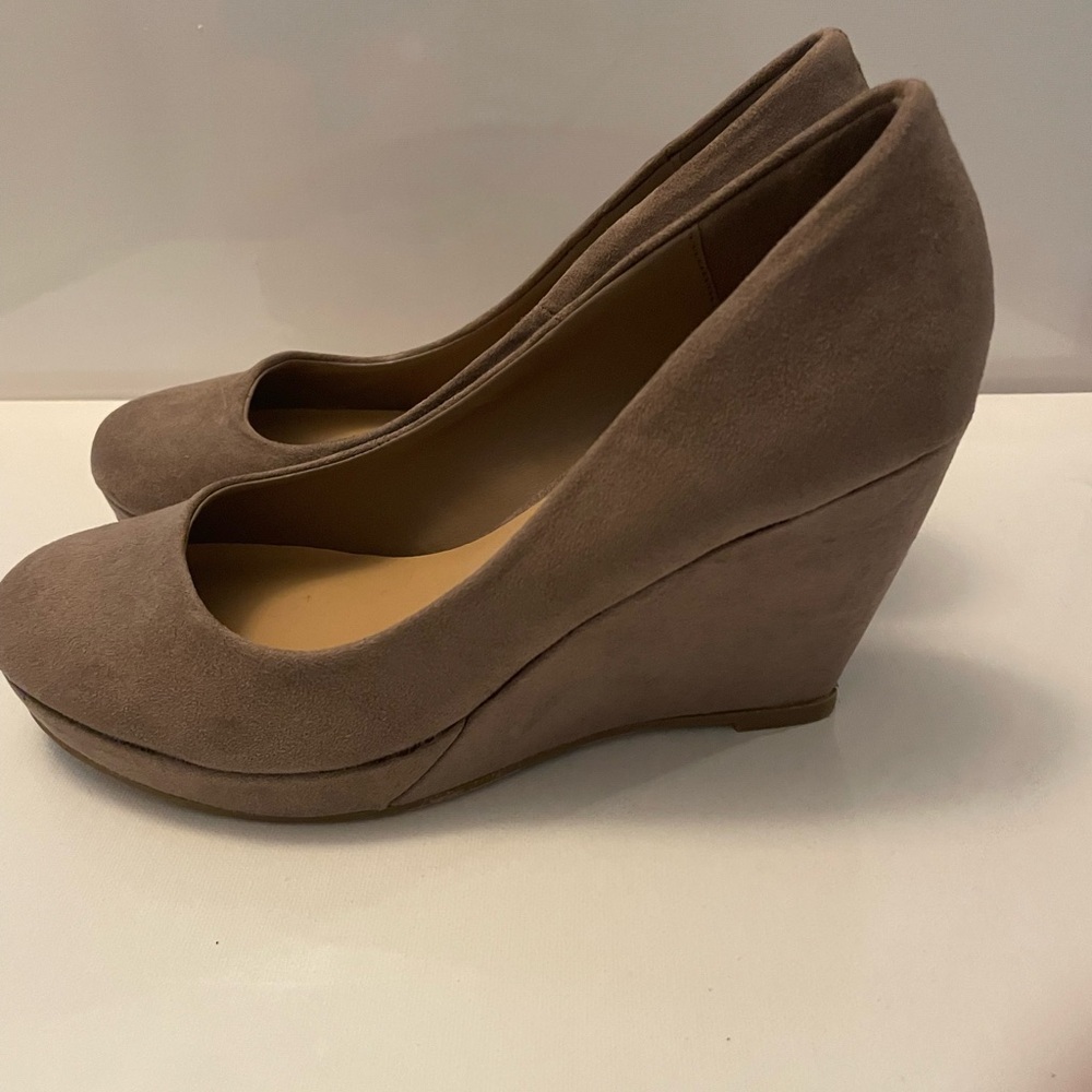 Apt. 9 Tan Wedge Shoes Classic Style size 6